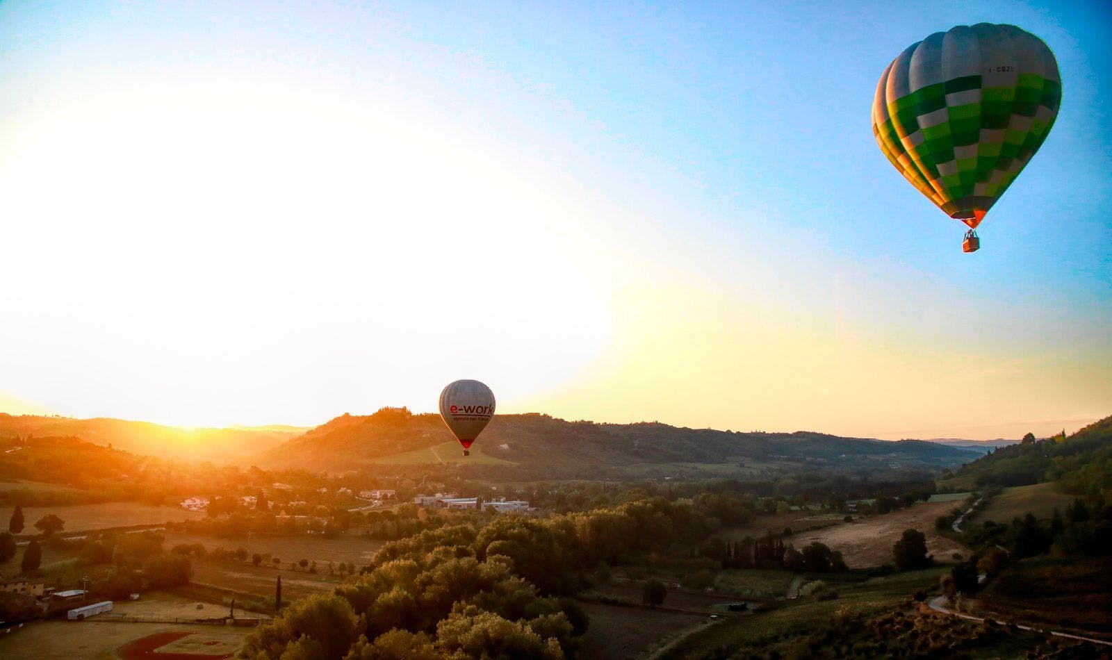 hot air balloon in tuscany over Chianti hills